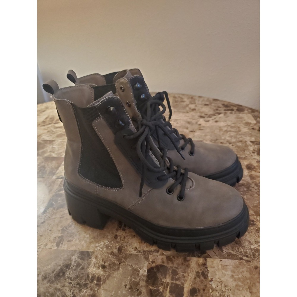MIA Clayton Lug Combat Boots sz 8 Black Gray Lace up Grunge Goth chunky heel